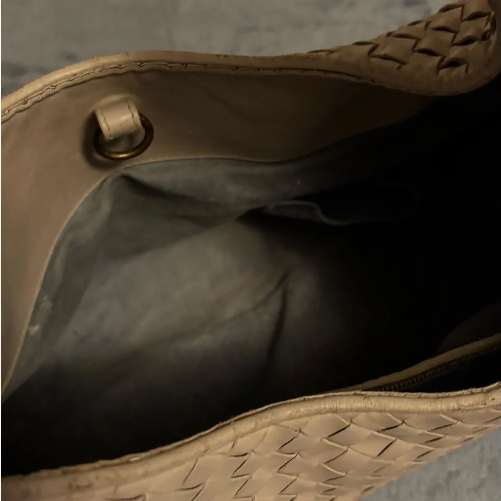 Bottega Veneta Cream Hobo Bag with Woven Leather and Curved Design - Picture 14 of 16